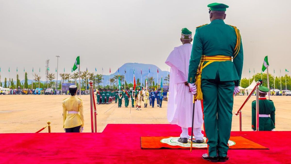 Bola Tinobu, de la etnia yoruba, sucede a su correligionario del 'Congreso de Todos los Progresistas' (APC), Muhammadu Buhari. Bola Tinobu, de la etnia yoruba, sucede a su correligionario del 'Congreso de Todos los Progresistas' (APC), Muhammadu Buhari.