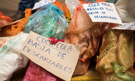 ambientalistas le devolvieron a coca cola la basura plastica que genera ambientalistas le devolvieron a coca cola la basura plastica que genera