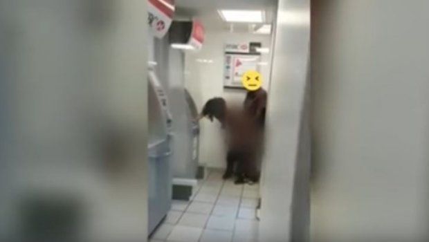 Filman a una pareja teniendo sexo en un cajero automático