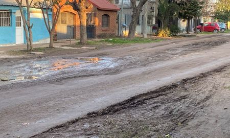 Vecinos de barrio Los Ángeles reclamaron por el mal estado de la calle Azopardo. Vecinos de barrio Los Ángeles reclamaron por el mal estado de la calle Azopardo.