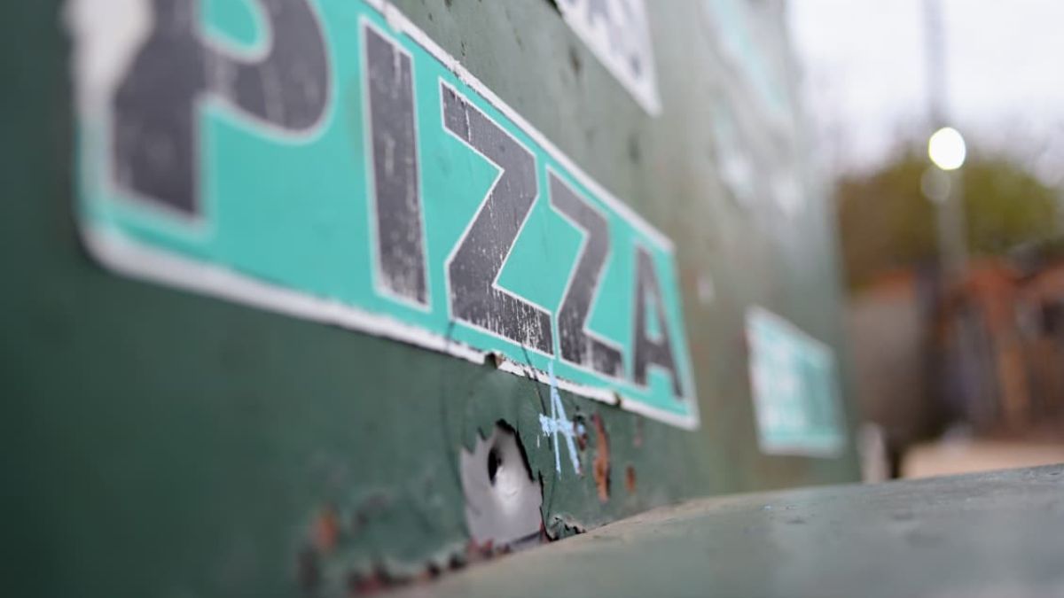 El carrito de comidas de la zona sur de Rosario exhibe los impactos de la balacera.