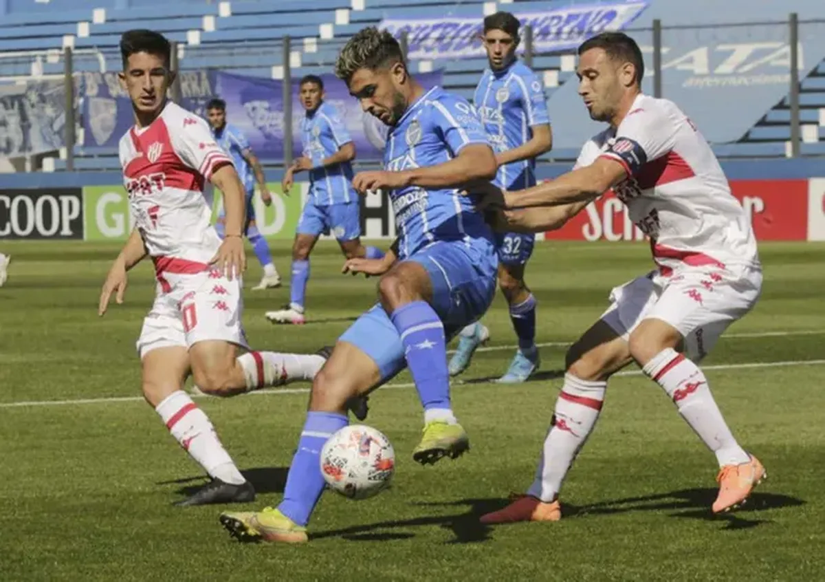 De los cinco partidos jugados en Santa Fe, Unión obtuvo dos victorias, Godoy Cruz también ganó en 2 oportunidades, y hay un solo empate. La última vez que se enfrentaron en el 15 de abril, el Tomba ganó por 3 a 0 con goles de Ángel González por duplicado y el