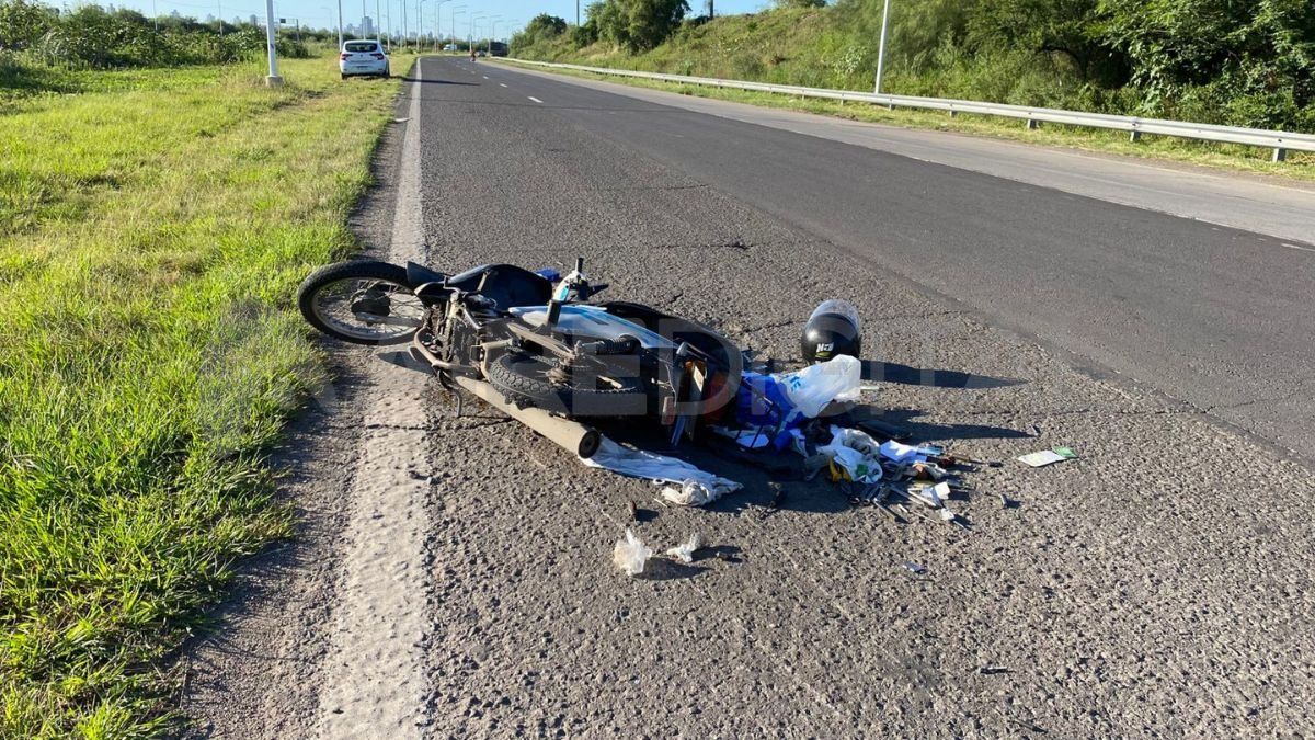 Un motociclista impactó contra un camión en Circunvalación Oeste. Fue trasladado consciente al Cullen.&nbsp;