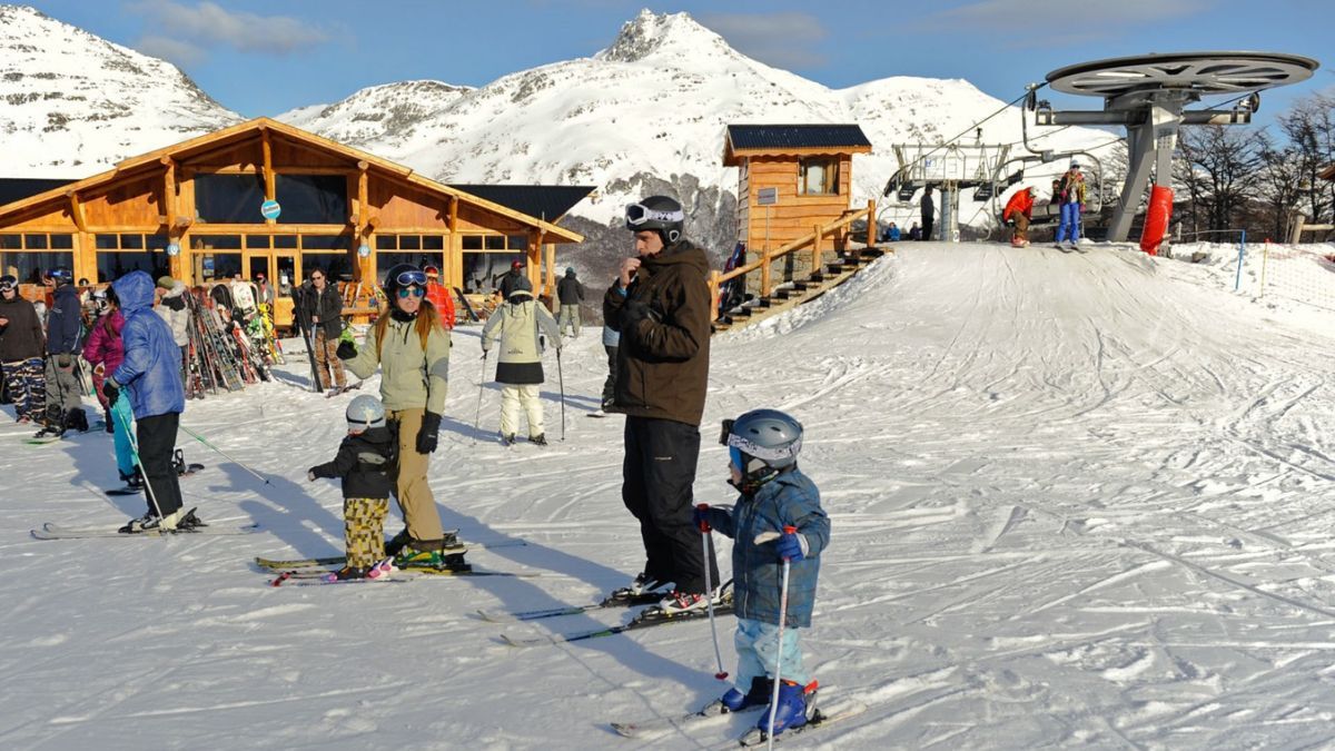 Las condiciones climáticas extremas de Tierra del Fuego permiten que el Cerro Castor sostenga la temporada de esquí más larga de la región, traccionando turismo internacional mediante abonos combinados. Las condiciones climáticas extremas de Tierra del Fuego permiten que el Cerro Castor sostenga la temporada de esquí más larga de la región, traccionando turismo internacional mediante abonos combinados.