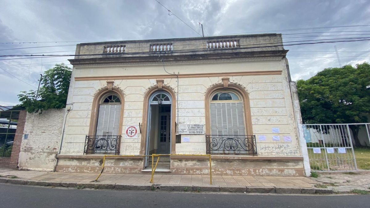 Ingreso al establecimiento educativo que fue blanco de la delincuencia. 