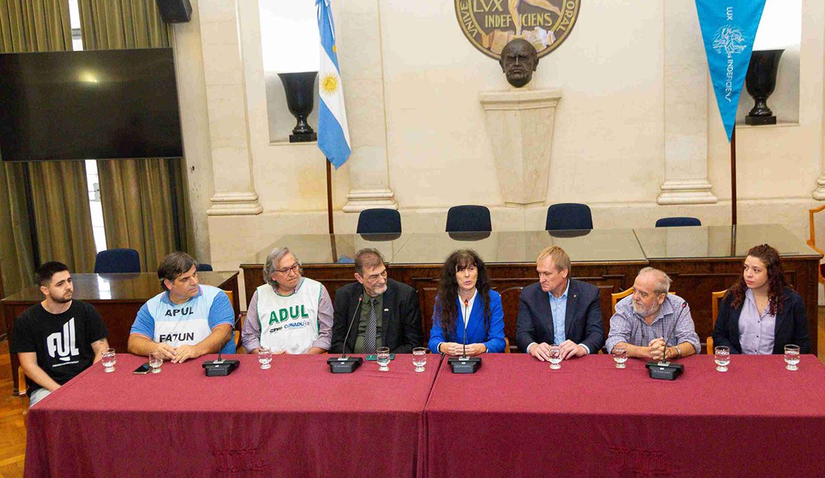 La convocatoria a la marcha en Santa Fe la hicieron, en conjunto, la UNL, la UTN, las gremiales docentes, no docentes y estudiantiles. La convocatoria a la marcha en Santa Fe la hicieron, en conjunto, la UNL, la UTN, las gremiales docentes, no docentes y estudiantiles.