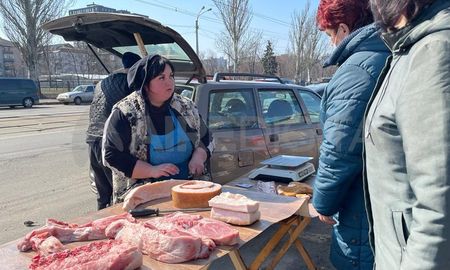 Un puesto de carne en plena calle de Kiev: lo que más llevan los ucranianos es manteca de cerdo. Un puesto de carne en plena calle de Kiev: lo que más llevan los ucranianos es manteca de cerdo.