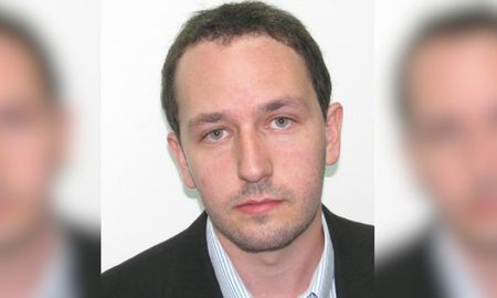 El prófugo está acusado de haber trasladado desde Chaco hacia Buenos Aires chicas humildes, con la promesa de un trabajo, y luego explotarlas sexualmente. El prófugo está acusado de haber trasladado desde Chaco hacia Buenos Aires chicas humildes, con la promesa de un trabajo, y luego explotarlas sexualmente.