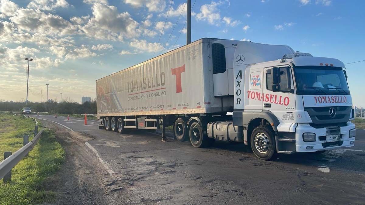 Un camión se detuvo en el ingreso a la autopista Rosario - Santa Fe y genera demoras.