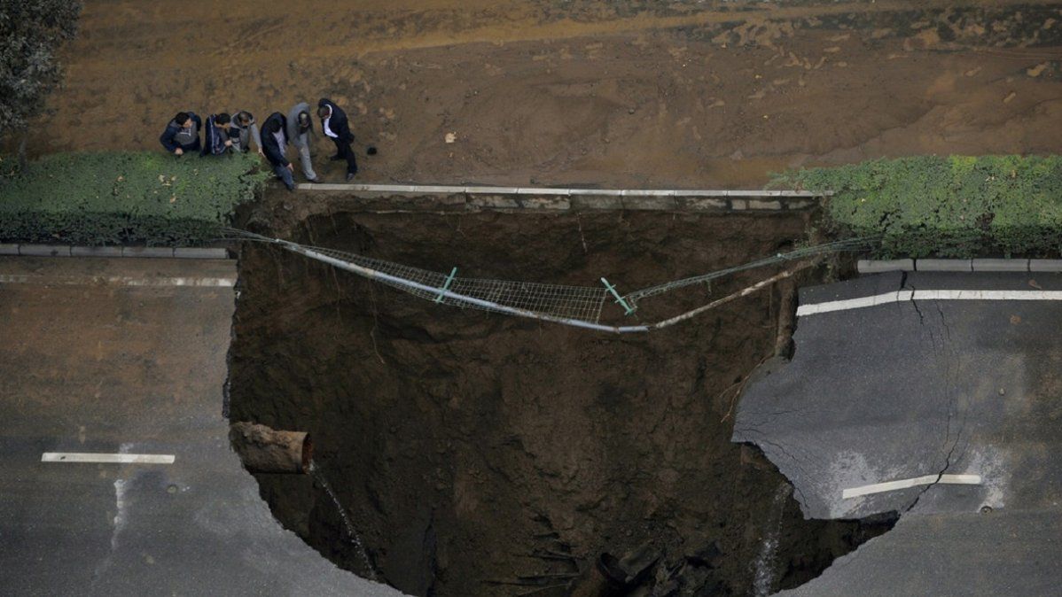 Video: un tremendo desmoronamiento en China se tragó 21 vehículos