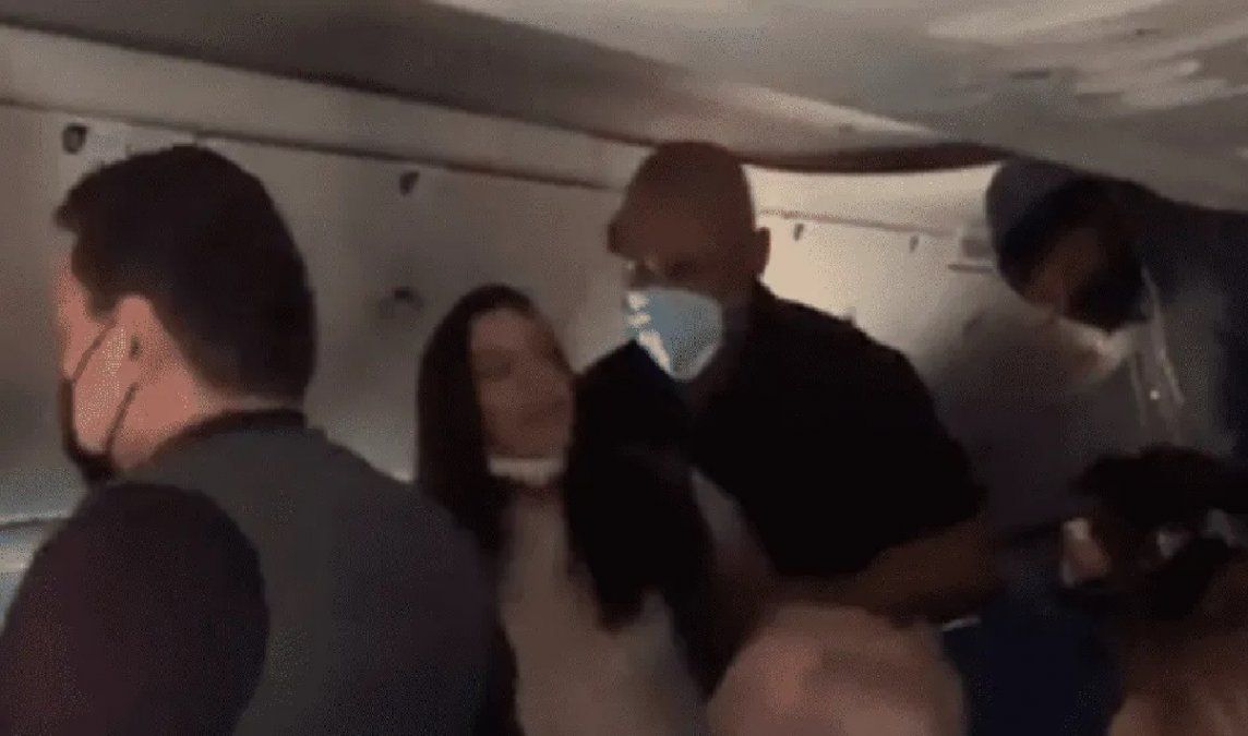Áspera discusión por el uso de barbijos en un avión terminó en cachetazos y escupitajos en pleno vuelo: Maldito, pedazo de m...
