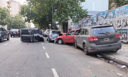 se quedo dormido y choco a cuatro autos estacionados y dos contenedores de basura en flores se quedo dormido y choco a cuatro autos estacionados y dos contenedores de basura en flores
