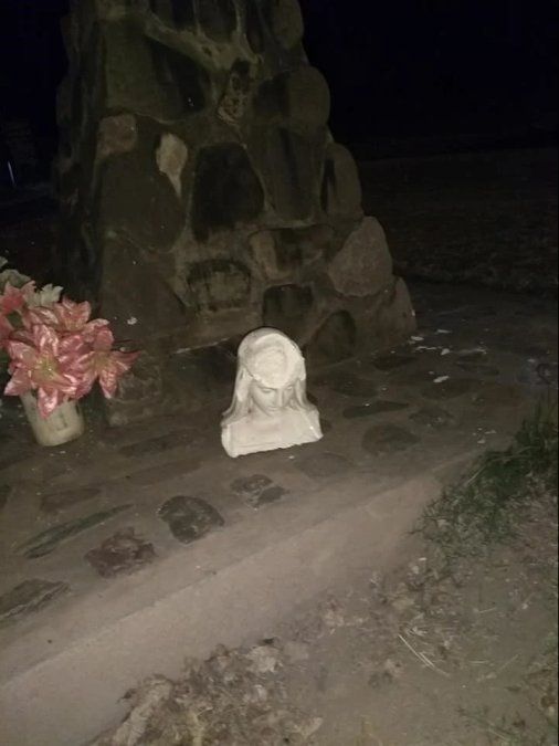 La cabeza de la Virgen decapitada, al pie de la base del monumento. Foto: Facebook/Parroquia La Caldera Salta