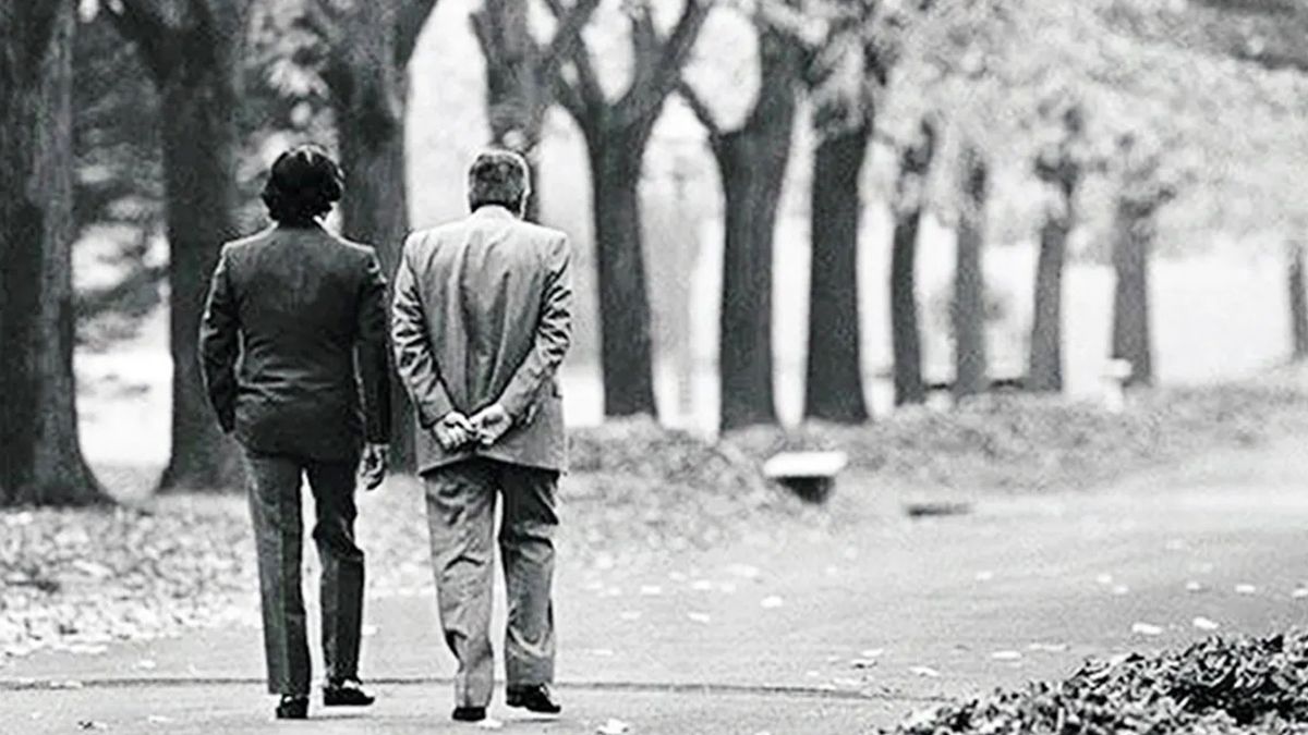 La memorable foto de Carlos Menem y Raúl Alfonsín caminando por los patios de la quinta presidencial. La memorable foto de Carlos Menem y Raúl Alfonsín caminando por los patios de la quinta presidencial.