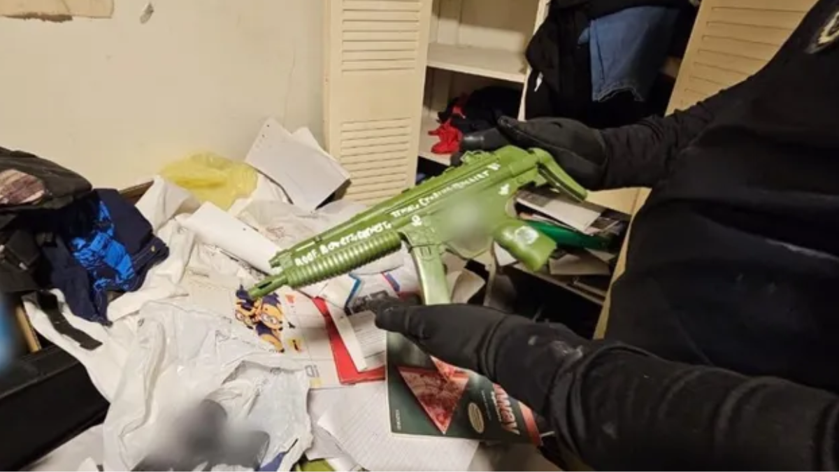 Las réplicas de armas, usadas por el joven en años anteriores, son de Airsoft. La familia desestimó que fueran un peligro. Las réplicas de armas, usadas por el joven en años anteriores, son de Airsoft. La familia desestimó que fueran un peligro.