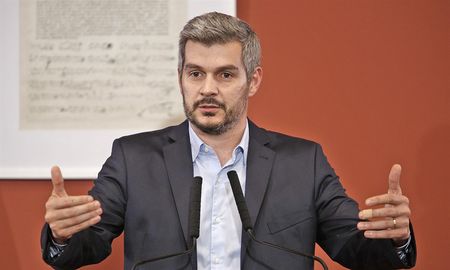 El Gobierno admitió que evalúa aumentar los impuestos a los pasajes al exterior