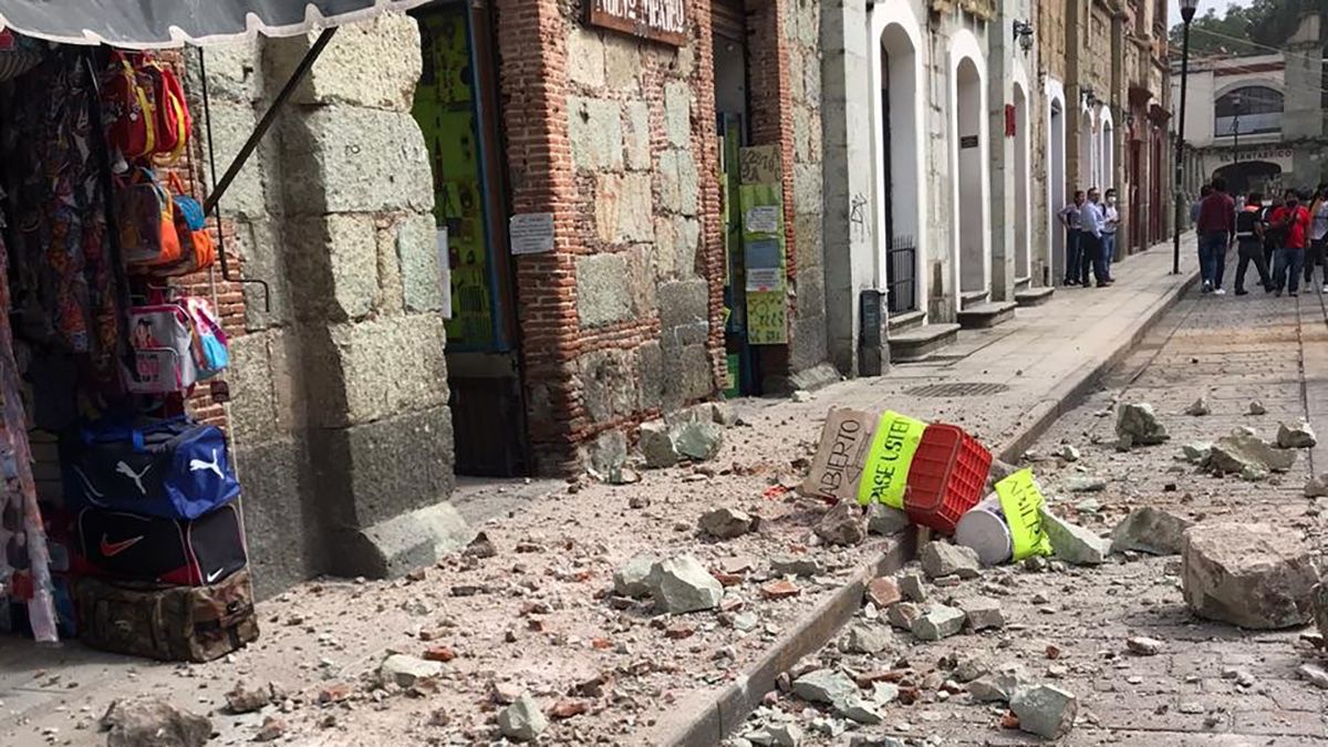 La Cruz Roja de Oaxaca inici&oacute; el monitoreo en sus diferentes delegaciones. En primeras im&aacute;genes muestra algunas bardas ca&iacute;das en el Centro Hist&oacute;rico de la ciudad de Oaxaca.