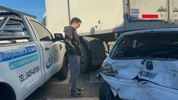 Habló el conductor del auto que quedó debajo de un camión: 