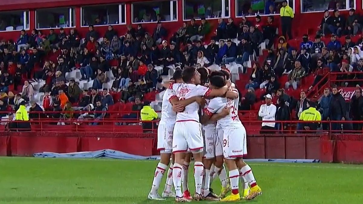 Unión se puso en ventaja sobre Huracán a los 21 minutos de juego a través de los pies de Mauro Luna Diale.&nbsp;