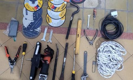 La policía halló herramientas de corte en las mochilas que tenía el ladrón arrestado. La policía halló herramientas de corte en las mochilas que tenía el ladrón arrestado.