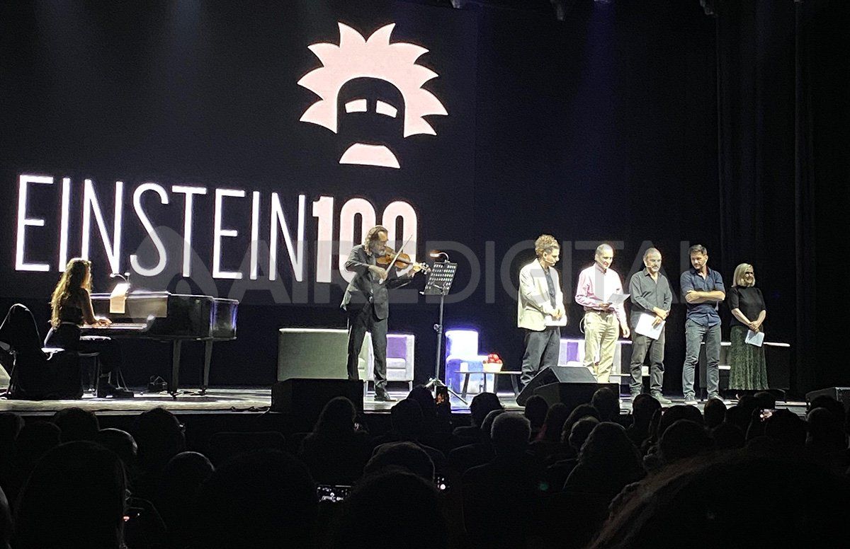 El físico argentino José Edelstein protagonizó el evento en el teatro Opera, en el que participaron reconocidos personajes del mundo de la ciencia y la física teórica. 