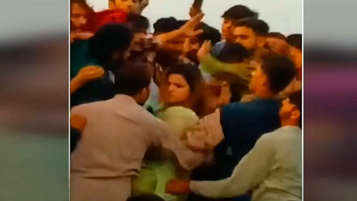 Una turba de 400 hombres agrede y desnuda a una usuaria de TikTok en Pakistán