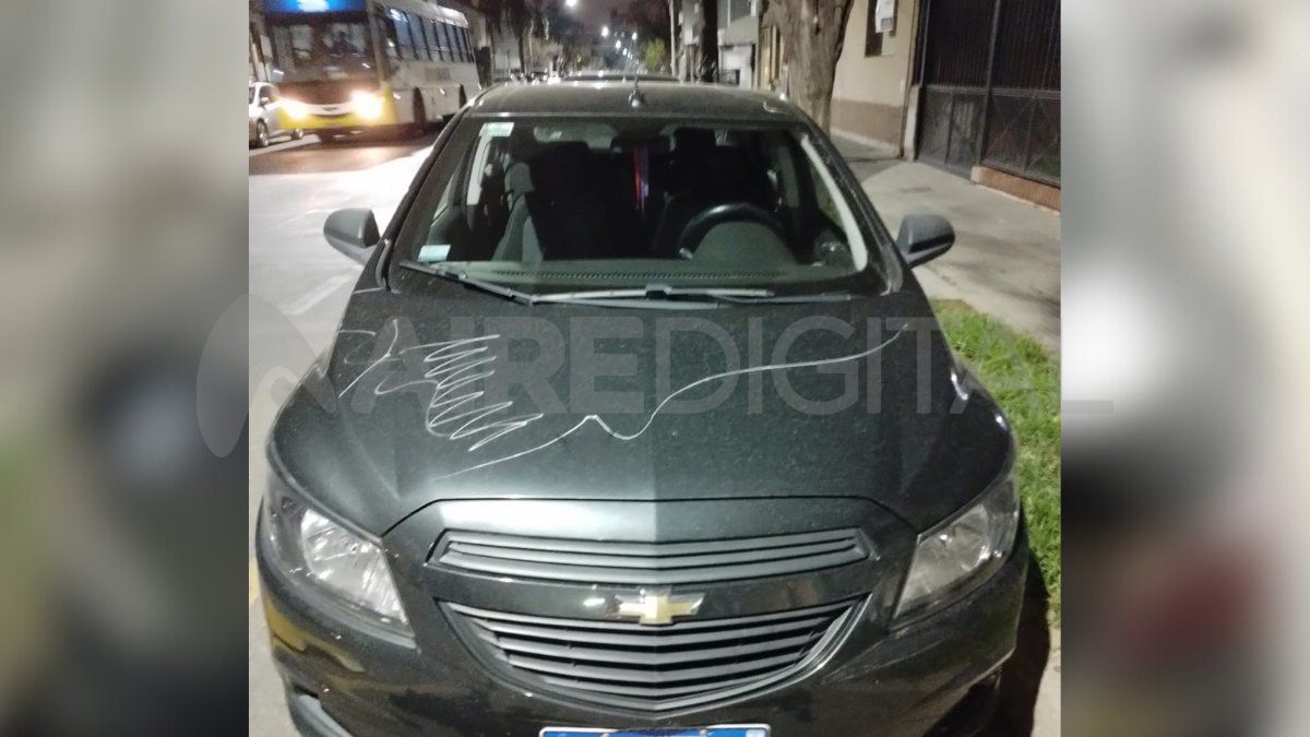 El hombre se encontró con todo el auto rayado cuando salió de la cancha