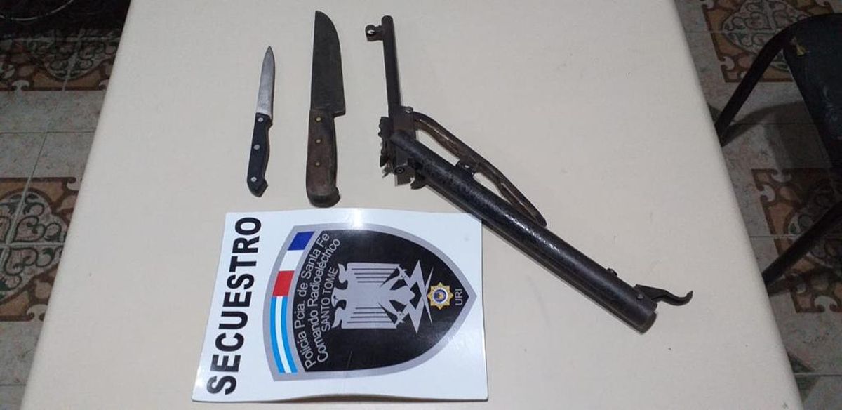 Los aprehendidos tenían en su poder un arma blanca cada uno y un aire comprimido en estado precario.