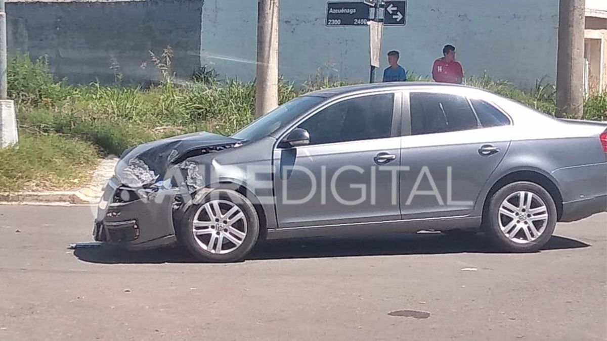 El auto sufrió daños en su lateral izquierdo.