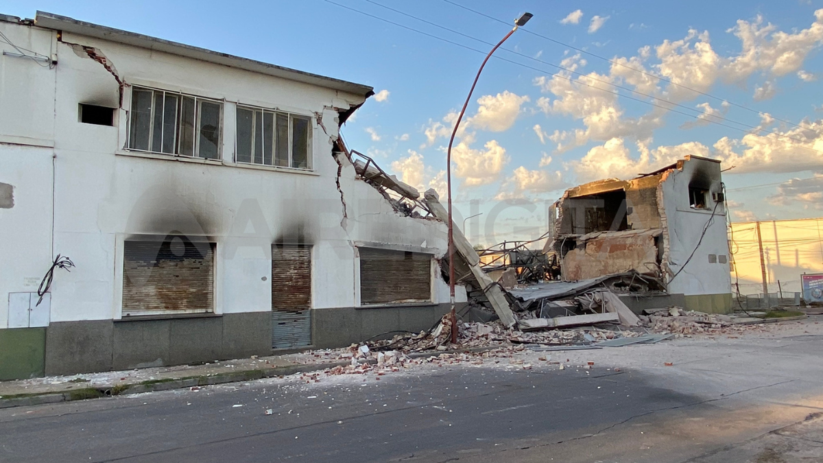 La estructura que cayó este lunes iba a ser demolida en los próximos días.