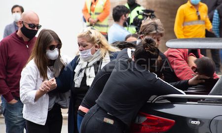 Los familiares de Ramón Gamarra se despidieron del trabajador de la salud frente a las puertas de la Municipalidad. Los familiares de Ramón Gamarra se despidieron del trabajador de la salud frente a las puertas de la Municipalidad.