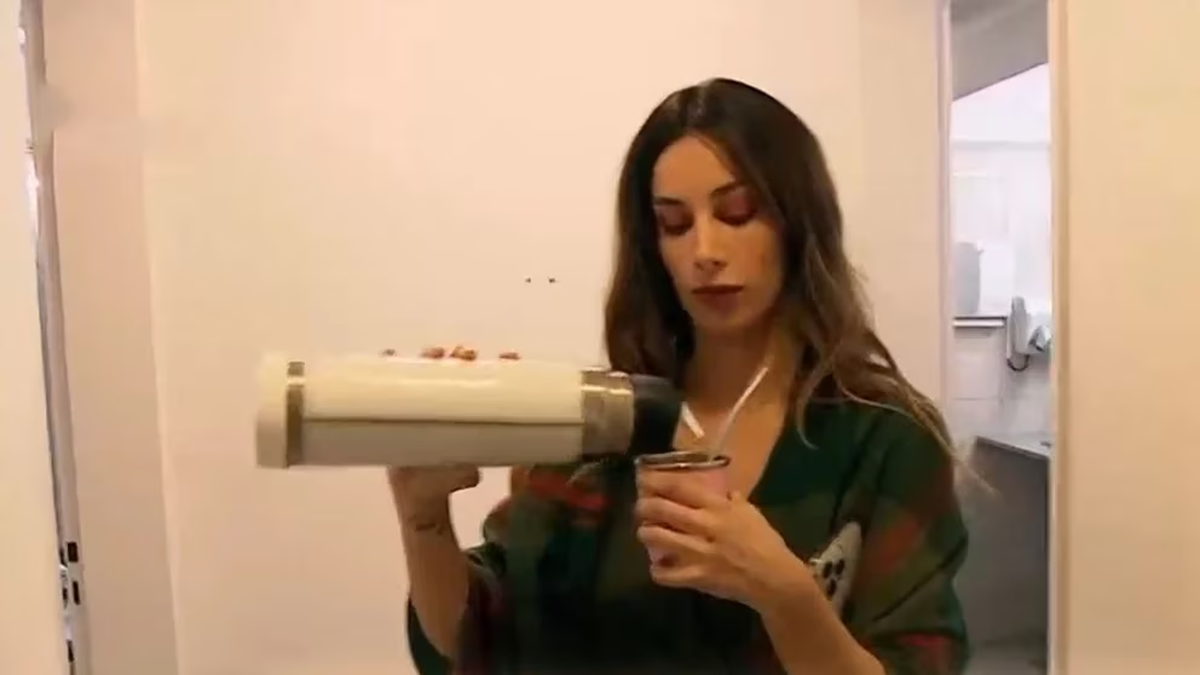 Estefi Berardi se fue del estudio de LAM y se fue a tomar mates al baño.