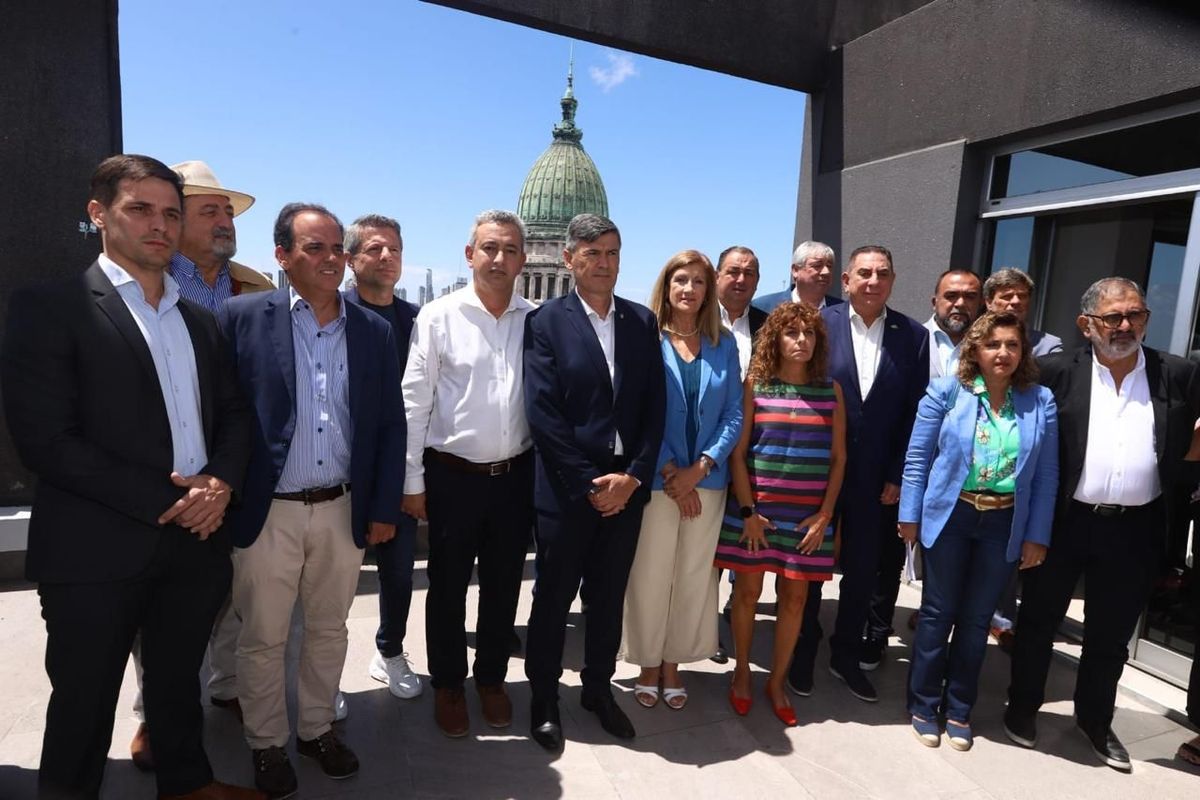 Los intendentes instaron al gobierno nacional a revertir la situación injusta que generó la quita del subsidio al transporte del interior. 