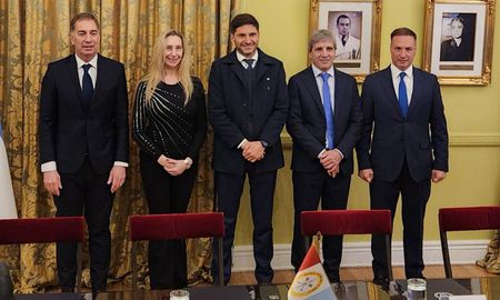 En un hecho inédito en Argentina, el gobernador de Santa Fe firmó el convenio por el cual la Provincia asumirá durante 20 años, con recursos propios, la administración, el mantenimiento y la ejecución de obras sobre la Ruta Nacional A012.