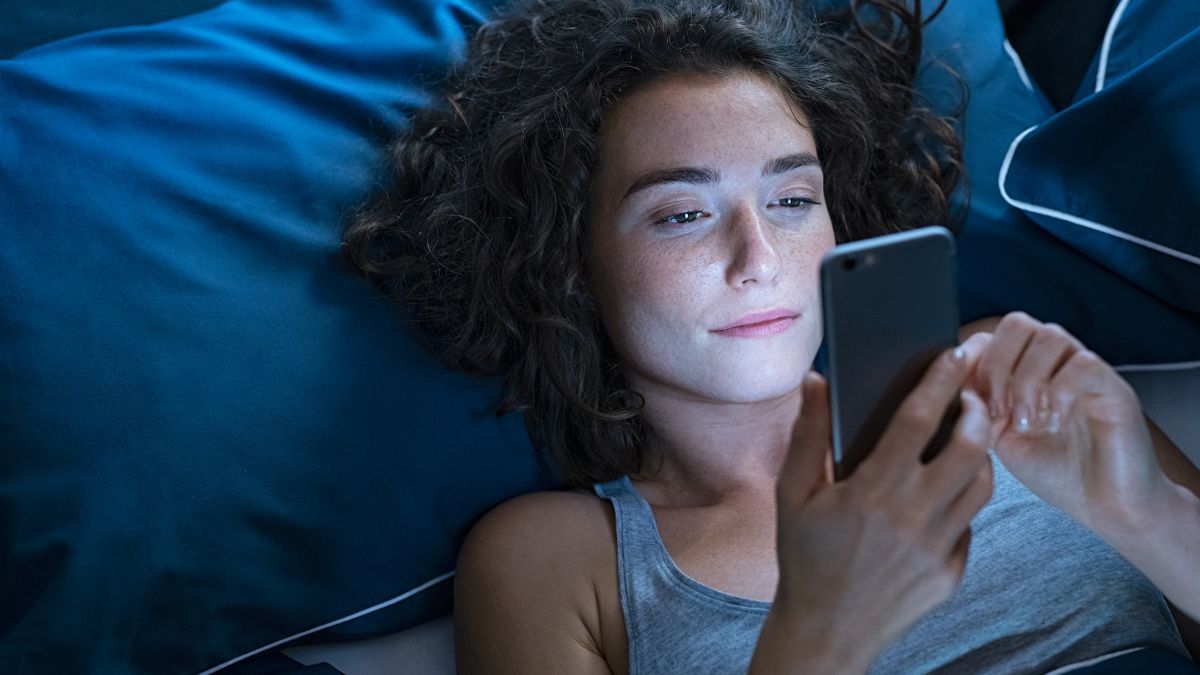 Revisar redes sociales o videos en la cama mantiene el cerebro en alerta y puede generar ansiedad, provocando un descanso menos reparador. Revisar redes sociales o videos en la cama mantiene el cerebro en alerta y puede generar ansiedad, provocando un descanso menos reparador. 