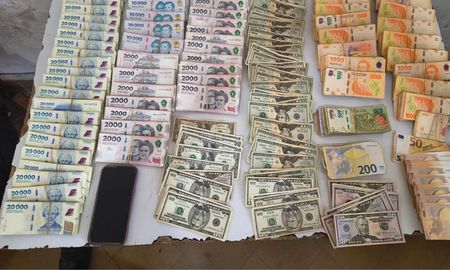 Una mujer fue detenida en la zona céntrica de la ciudad de Santa Fe con 30 millones de pesos, más de 1700 dólares, euros y reales. Una mujer fue detenida en la zona céntrica de la ciudad de Santa Fe con 30 millones de pesos, más de 1700 dólares, euros y reales.