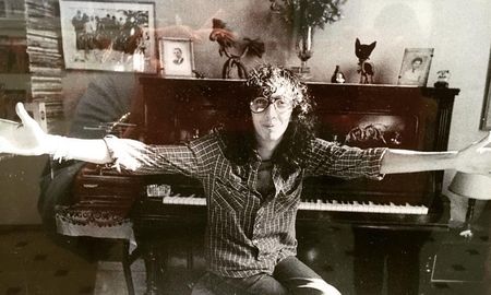 Fito Páez vivió en Rosario hasta 1986, tras el asesinato de su abuela y su tía abuela. Fito Páez vivió en Rosario hasta 1986, tras el asesinato de su abuela y su tía abuela.