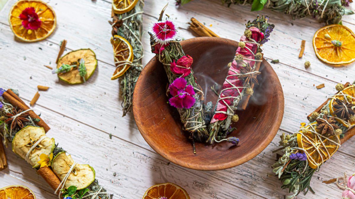 A veces es necesario limpiar nuestras casas o lugares de trabajo de malas energías, para así encontrar paz y equilibrio en nuestros pensamientos, sentimientos y emociones.