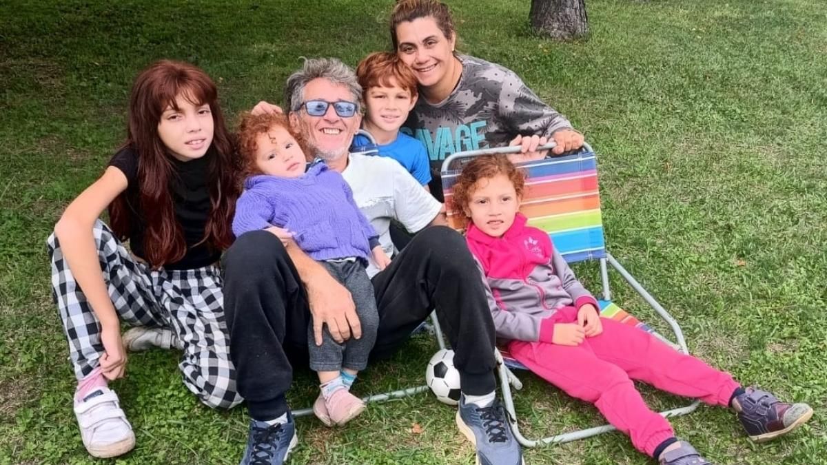Amábila junto a su papá, mamá y hermanos. Amábila junto a su papá, mamá y hermanos.