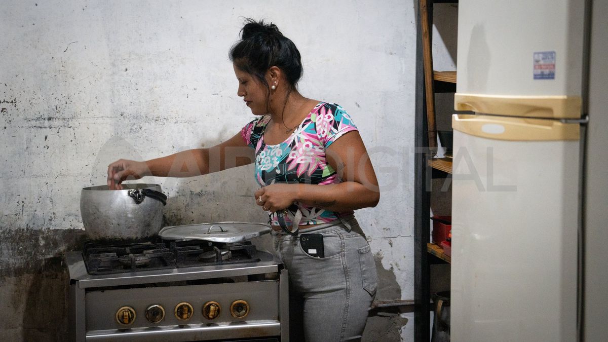 Quienes forman parte de la Casita de Luján reparten entre ellos las labores de la casa como la preparación de alimentos.