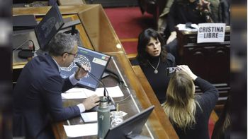 El presidente de la Cámara de Diputados, Martín Menem, levantó la sesión luego de que la situación se pusiera incontrolable. 