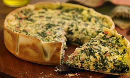 Todos los detalles para hacer una tarta de espinaca de la mano de Dolli Irigoyen. Todos los detalles para hacer una tarta de espinaca de la mano de Dolli Irigoyen.