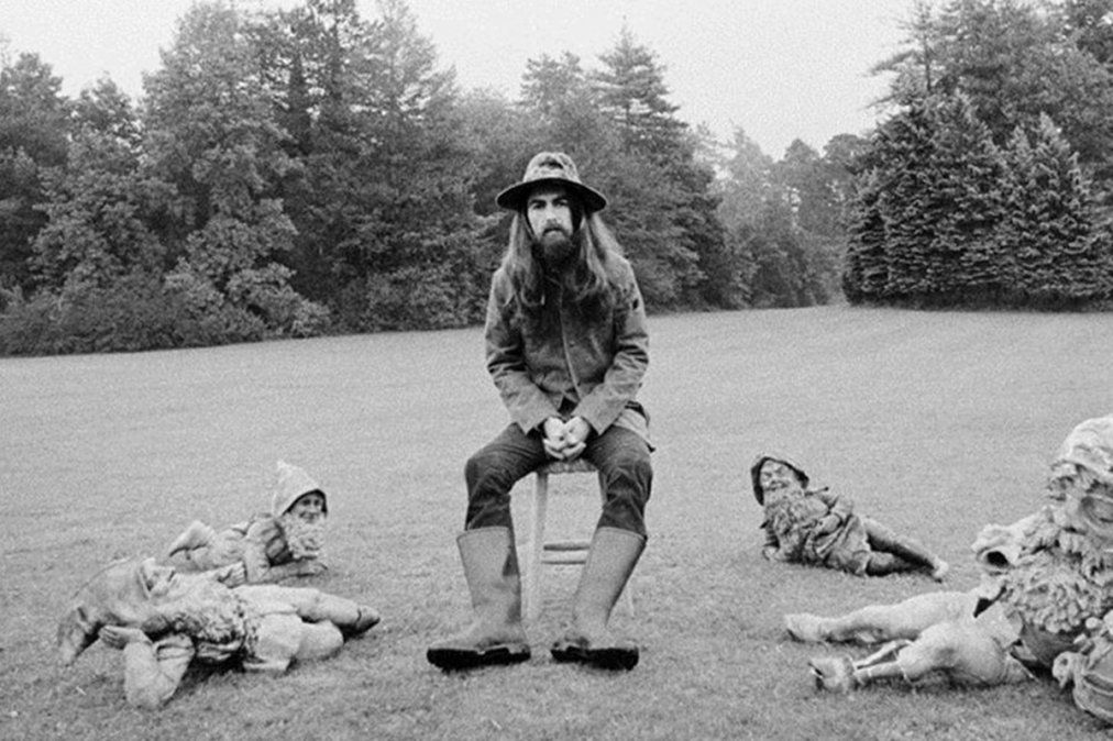 Un George Harrison con más pinta de jardinero que de músico de rock, rodeado de enanos de jardín, sería la imagen de tapa de su debut solista