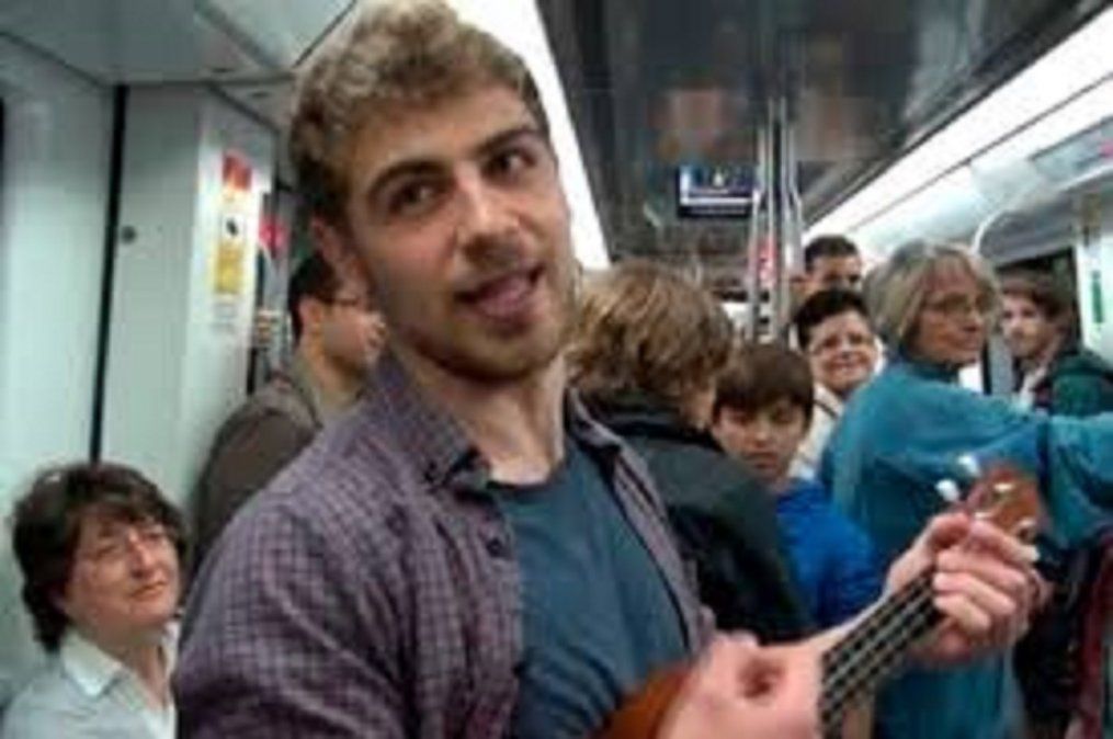 Viral: un joven consigue trabajo luego de cantar su CV en el metro.