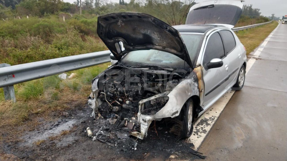 Auto quemado en la Circunvalaci&oacute;n Oeste: un padre y su hija salieron ilesos del autom&oacute;vil