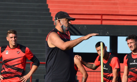 Iván Delfino sería el nuevo entrenador de Colón. Iván Delfino sería el nuevo entrenador de Colón.