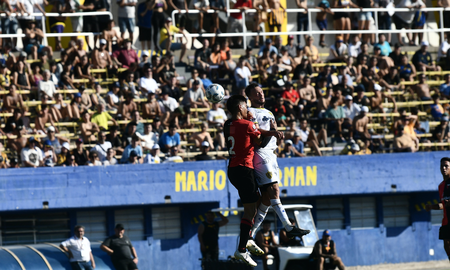 Pésima noticia para Colón en el inicio del partido ante Atlanta: se volvió a lesionar Navas. Pésima noticia para Colón en el inicio del partido ante Atlanta: se volvió a lesionar Navas.