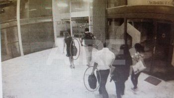 Apenas habían pasado minutos de la confirmación de la muerte de Hugo Oldani, cuando familiares del empresario salían de la escena del crimen portando bolsos, cajas y mochilas, con autorización de una fiscal del MPA.