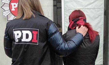 El momento en que personal de la PDI detuvo a la mujer. El momento en que personal de la PDI detuvo a la mujer.