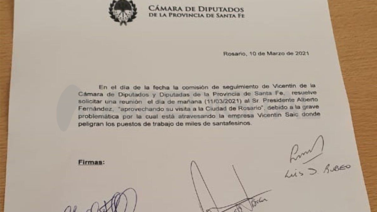 El pedido lleva la firma de todos los integrantes de la comisión: Betina Fiorito, Laura Cornali, Fabián Palo Oliver, Mónica Peralta, Rubén Giustiniani, Luis Rubeo, Carlos Del Frade, Walter Ghione y Ariel Bermúdez.